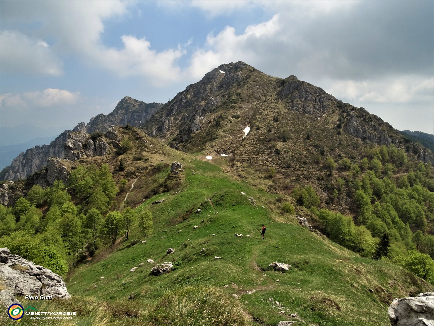 90 Passo di Grialeggio e Cancervo baciati dal sole.JPG